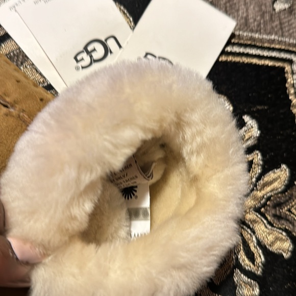 NWT UGG Women Size  M Tan Gloves - Picture 2 of 6